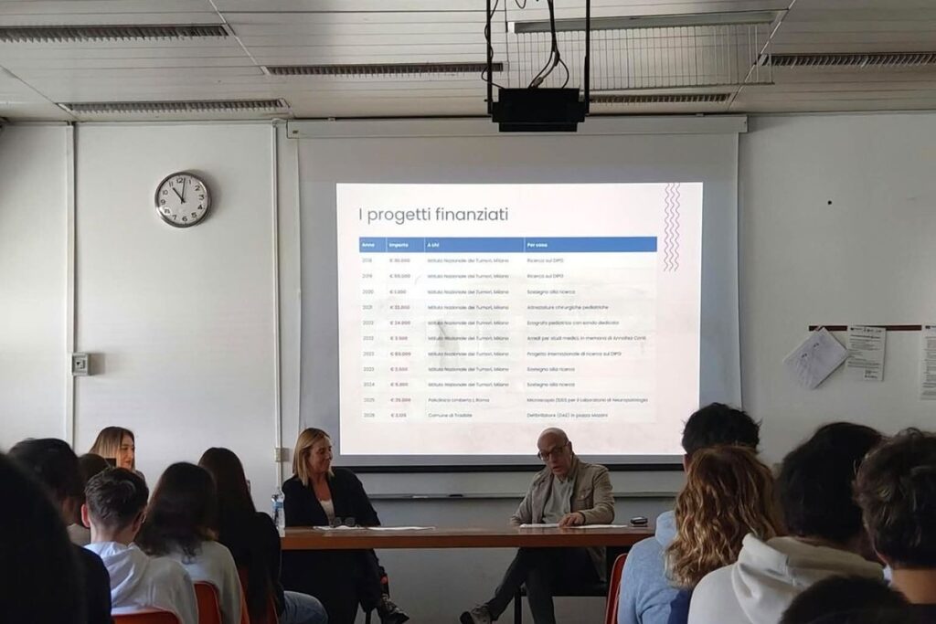 La presidente Nadia Rossin presenta l'Associazione ai ragazzi dell'Agenzia Formativa della Provincia di Varese a Tradate